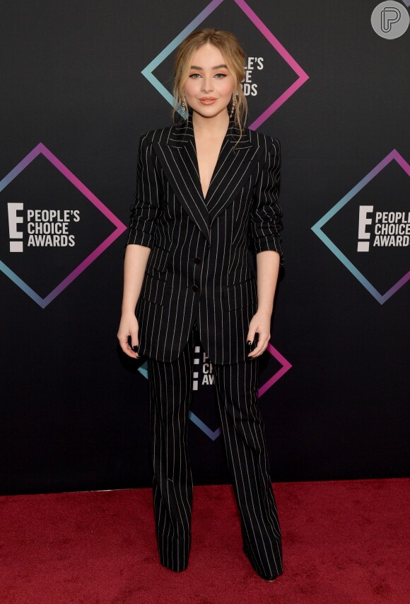 A cantora Sabrina Carpenter usou terninho de alfaiataria Tom Ford para o People's Choice Awards 2018