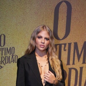 Luisa Sonza usou terninho de alfaiataria na festa de lançamento da novela 'O Sétimo Guardião'