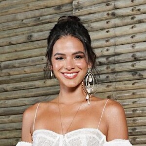 Bruna Marquezine contou ter aprendido a se maquiar nos bastidores do meio artístico: 'Minha mãe não usa maquiagem e eu não tenho uma irmã mais velha'