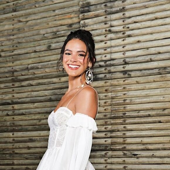 Bruna Marquezine ensinou truques da maquiagem 'glow' na versão americana da 'Vogue'