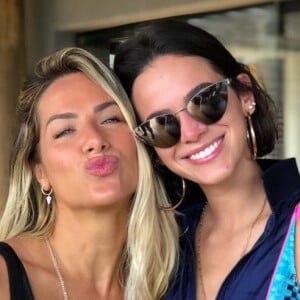 Bruna Marquezine chamou atenção ao trocar selinho com Giovanna Ewbank