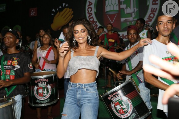 Juliana Paes festejou o esquenta para o carnaval na quadra da Grande Rio: 'Como eu to amando!!!!!! Ah, como eu amo uma bateria assim pertinho!!!!'