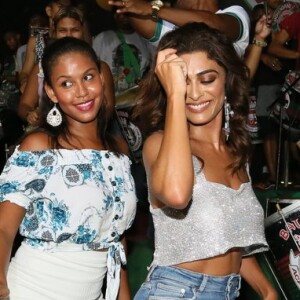 Juliana Paes e uma passista da Grande Rio caíram no samba em esquenta para o carnaval 2019