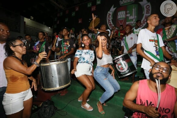 Juliana Paes e uma passista da Grande Rio caíram no samba em esquenta para o carnaval 2019