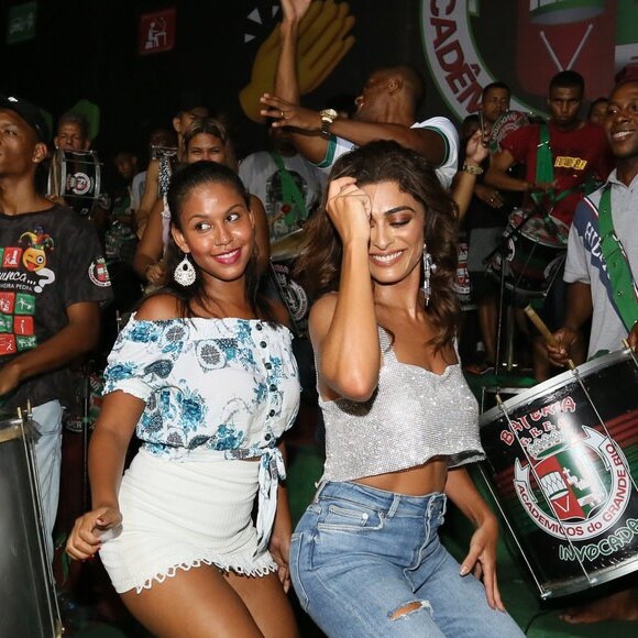 Juliana Paes e uma passista da Grande Rio caíram no samba em esquenta para o carnaval 2019