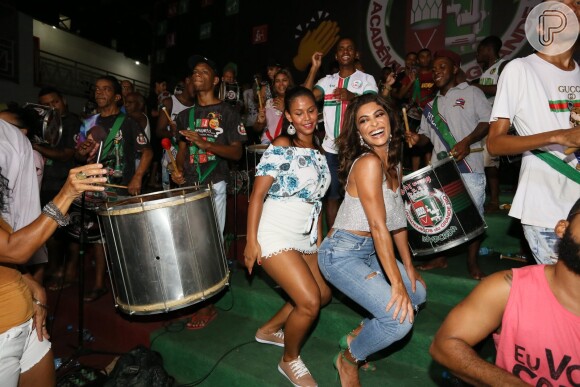 Juliana Paes requebrou até o chão no esquenta da Grande Rio para o carnaval