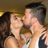 Juliana Paes e o marido, Carlos Eduardo Baptista, se beijaram durante festa que comemorou o aniversário de Jaider Soares, patrono da Grande Rio, nesta terça-feira, 15 de janeiro de 2019