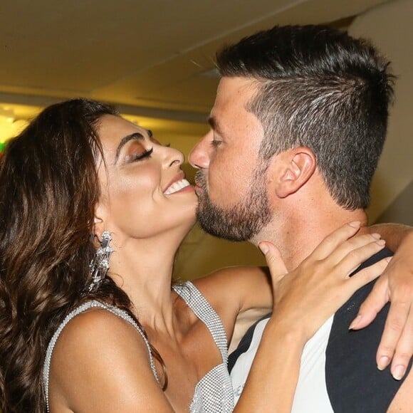 Juliana Paes e o marido, Carlos Eduardo Baptista, se beijaram durante festa que comemorou o aniversário de Jaider Soares, patrono da Grande Rio, nesta terça-feira, 15 de janeiro de 2019
