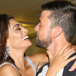 Juliana Paes e o marido, Carlos Eduardo Baptista, trocaram carinho em esquenta para o carnaval da Grande Rio