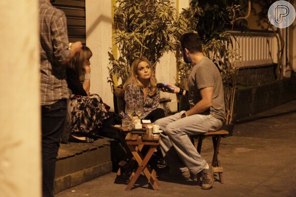 Cláudia Abreu sentou em um banquinho na calçada de uma rua no bairro do Horto, na Zona Sul do Rio, onde bateu papo e se divertiu