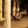 Cláudia Abreu curtiu a noite de quinta-feira, 18 de setembro de 2014, rodeada por amigos. A atriz, no ar na novela 'Geração Brasil', sentou em um banquinho na calçada de uma rua no bairro do Horto, na Zona Sul do Rio, onde bateu papo e se divertiu