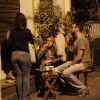 Cláudia Abreu curtiu a noite de quinta-feira, 18 de setembro de 2014, rodeada por amigos. A atriz, no ar na novela 'Geração Brasil', sentou em um banquinho na calçada de uma rua no bairro do Horto, na Zona Sul do Rio, onde bateu papo e se divertiu