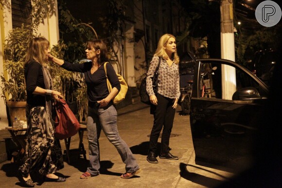 Cláudia Abreu curtiu a noite de quinta-feira, 18 de setembro de 2014, rodeada por amigos
