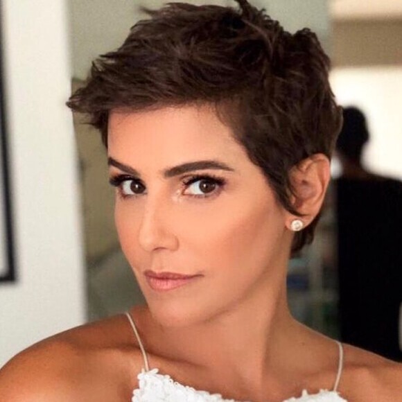 Deborah Secco comenta novo visual: 'Vocês sabem quem depois da novela eu gosto de mudar, né? Desta vez não me restaram muitas opções porque eu tive que cortar o meu cabelo em cena e aí já estava curtinho'