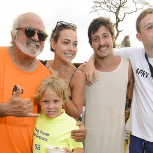 Carol Dantas passou os primeiros dias de 2019 em Fernando de Noronha com o filho e o namorado, Vinícius Martinez