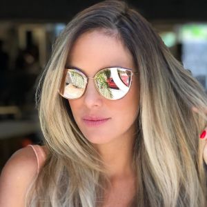 Ticiane Pinheiro tem dia de beleza em salão e cuida do cabelo