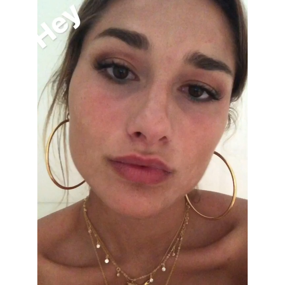 Sasha Meneghel combinou look com acessórios dourados