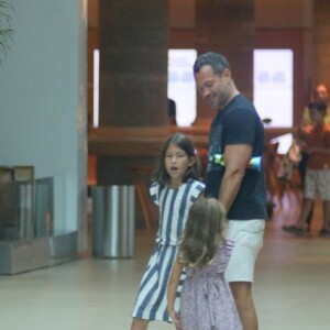 Malvino Salvador curte as filhas em shopping