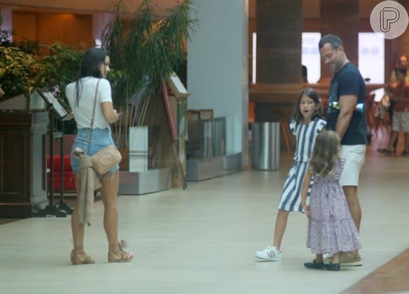 Malvino Salvador curte as filhas em shopping