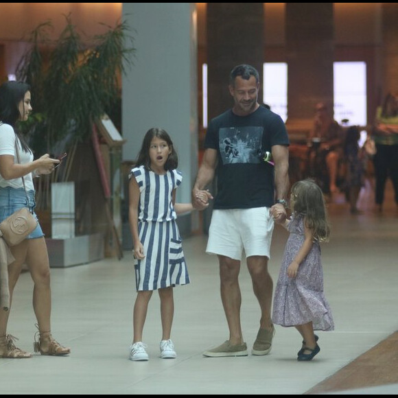 Malvino Salvador e Kyra Gracie caminham juntos em shopping do Rio de Janeiro