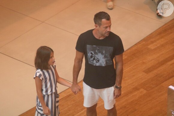 Malvino Salvador passeia com a filha mais velha em shopping