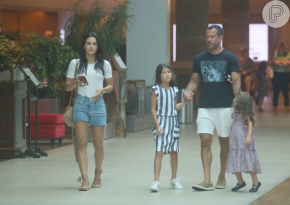 Malvino Salvador e Kyra Gracie passeiam juntos em shopping carioca