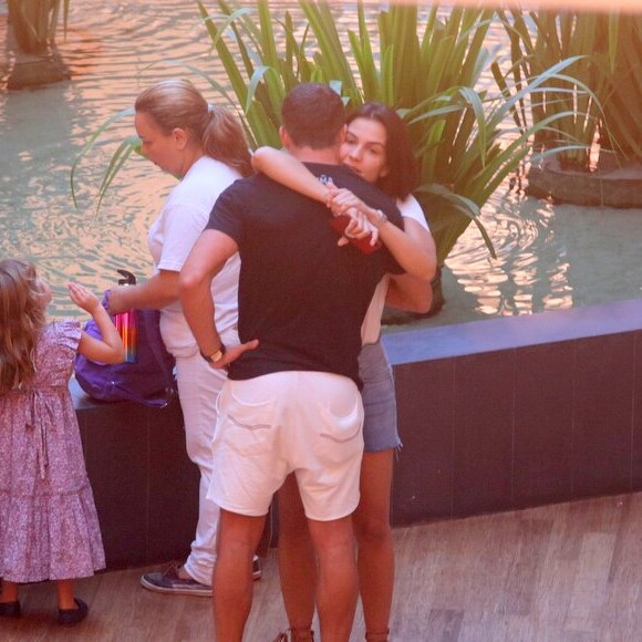 Malvino Salvador ganha abraço de Kyra Gracie em shopping