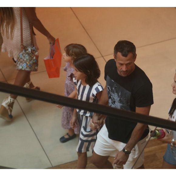 Malvino Salvador e Kyra Gracie vão ao shopping com as filhas