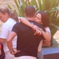 Malvino Salvador ganha abraço de Kyra Gracie em passeio com as filhas