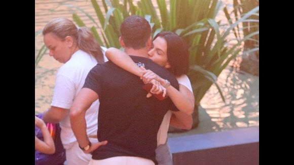 Malvino Salvador ganha abraço de Kyra Gracie em passeio com as filhas
