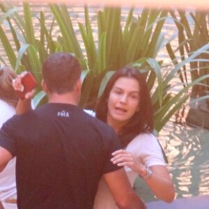 Malvino Salvador abraça Kyra Gracie em shopping