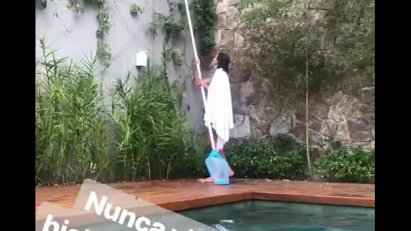 Bruna Marquezine foi filmada de biquíni pelo amigo Gabriel Pagoto alimentando micos em sua nova mansão no Rio de Janeiro