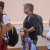 Fabio Assunção caminha de mãos dadas com a filha, Ella Felipa, em aeroporto