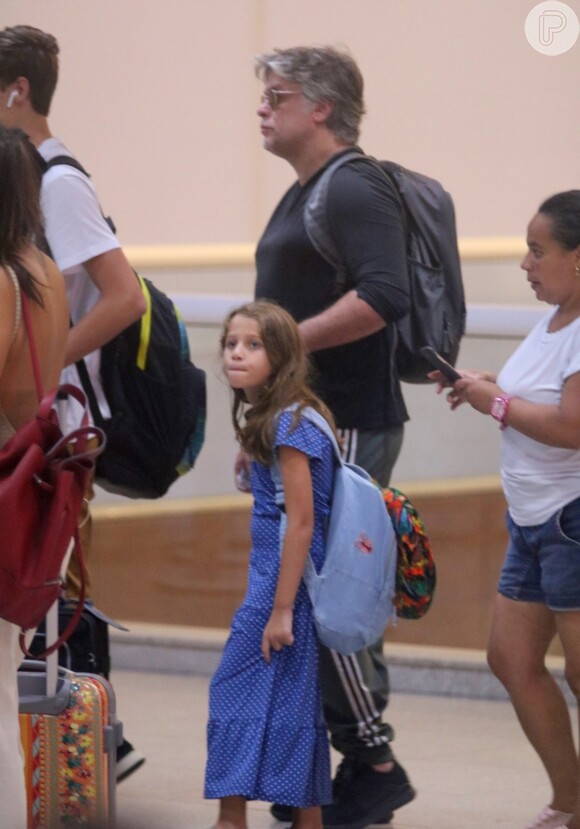 Fabio Assunção caminha de mãos dadas com a filha, Ella Felipa, em aeroporto