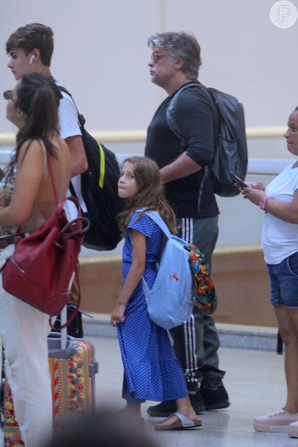 Fabio Assunção embarca com os filhos, Ella Felipa e João, no Rio. Veja fotos!