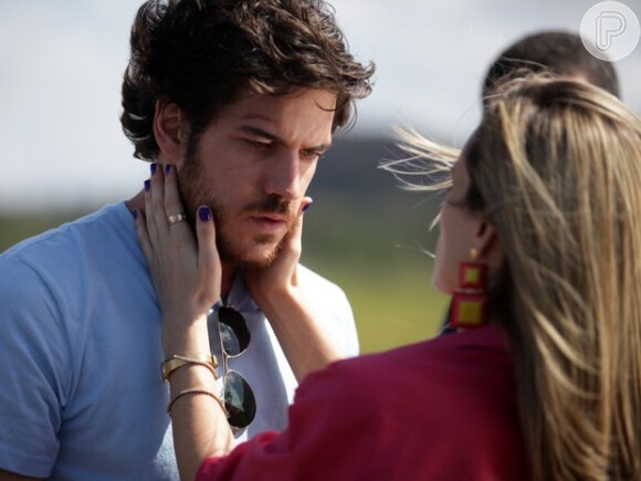 Vitória (Bianca Bin) procura Rafael (Marco Pigossi) e o piloto confirma que ela foi trocada por Sandra (Isis Valverde) na maternidade, em 'Boogie Oogie'