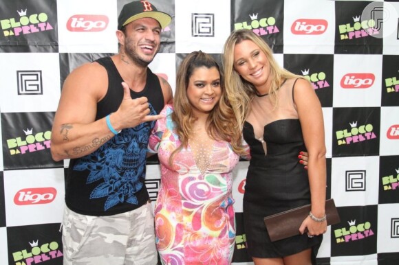 Preta Gil posa com Kleber Bambam e Marien, do 'BBB13', em camarim de seu show no Barra Music, no Rio, em 14 de fevereiro de 2013