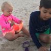 Eliana mostrou uma foto da filha caçula, Manoela, brincando com irmão mais velho, Arthur, em praia de Miami