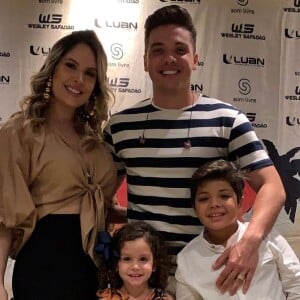 Wesley Safadão contou ao Purepeople ter ajuda da mulher, Thyane Dantas, e dos filhos na hora de escolher o seu look: 'Ela adora moda e gosta de ajudar nas minhas produções. As crianças dão palpite sobre tudo!'