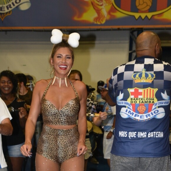 A fantasia de Lívia Andrade para o ensaio da Império da Casa Verde segue uma das principais tendências da moda atual: o animal print. Antenada até na folia!