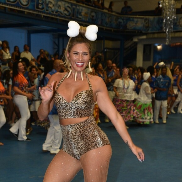 'Hoje, eu sou a Pedrita no Samba', disse a madrinha de bateria Lívia Andrade em vídeo dos stories de seu Instagram durante o ensaio da escola de samba Império da Casa Verde