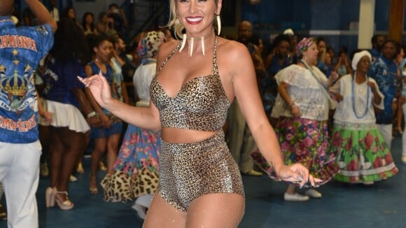 Pedrita no samba! Lívia Andrade elege look animal print em ensaio de Carnaval
