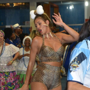 Lívia Andrade está com pique total para o Carnaval 2019! A apresentadora sambou muito no ensaio da Império da Casa Verde