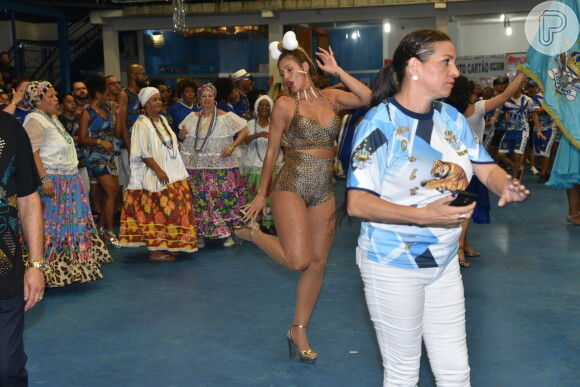 Lívia Andrade está com pique total para o Carnaval 2019! A apresentadora sambou muito no ensaio da Império da Casa Verde