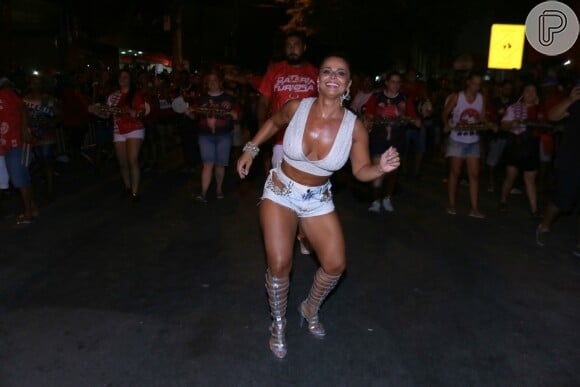 No Rio de Janeiro, Viviane Araujo participou do ensaio de rua da escola de samba carioca Acadêmicos do Salgueiro
