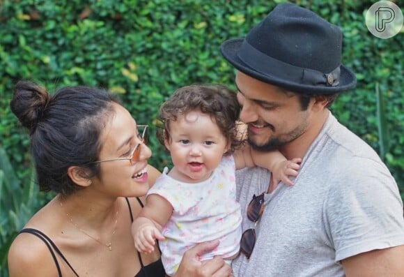 Felipe Simas é padrinho da pequena Madalena, filha de Bruno Gissoni e Yana Lavigne