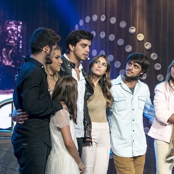 Felipe Simas ao lado da mulher, Mariana Uhlmann, dos irmãos, Bruno Gissoni e Rodrigo Simas, pais e sobrinhos
