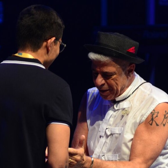Lulu Santos foi surpreendido com pedido em casamento pelo namorado, Clebson Teixeira, durante show na Fundição Progresso