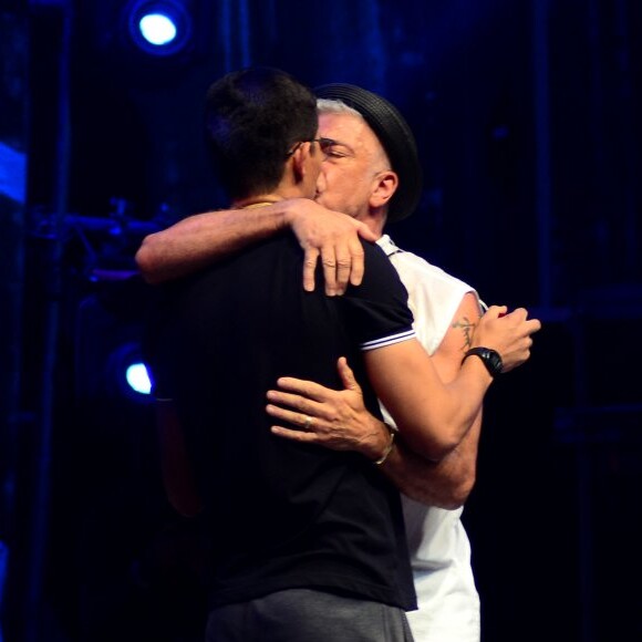 Lulu Santos e Clebson Teixeira se beijaram durante show na madrugada deste domingo, 27 de janeiro de 2019