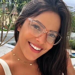 A gargantilha dourada com corações pendurados é aposta de Emilly Araújo